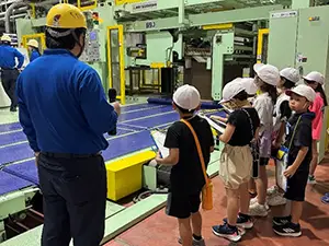 段ボールの生産現場に興味津々